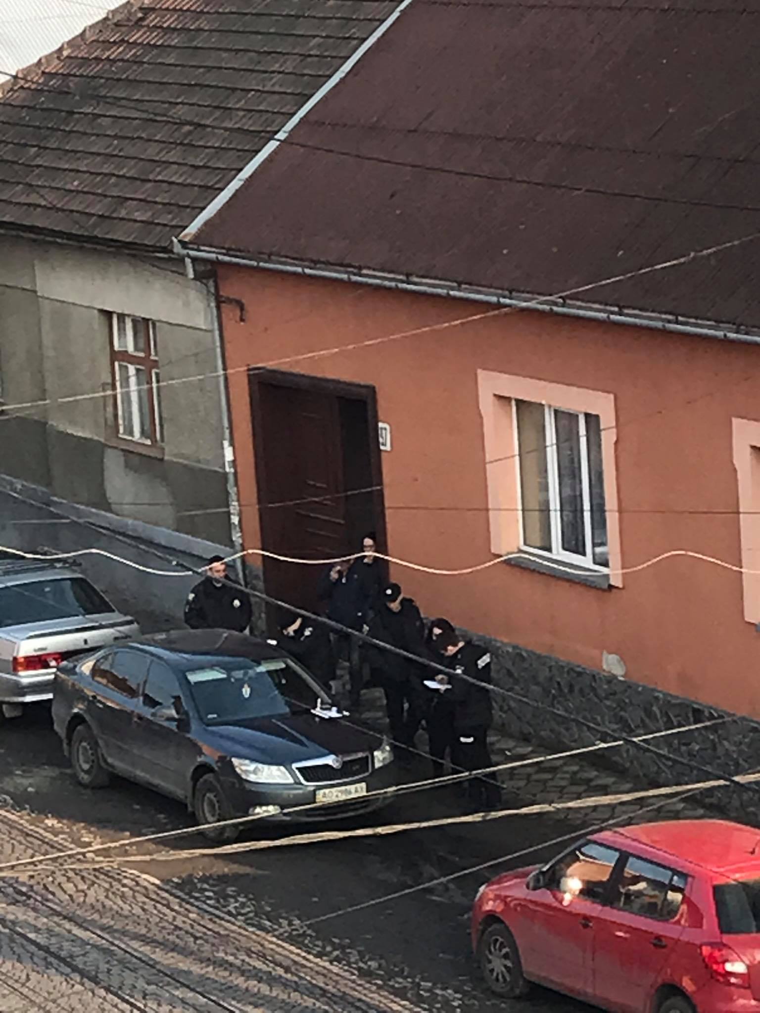 В Мукачеві невідомі пограбували авто: на місці працювала поліція (ФОТО, ВІДЕО)
