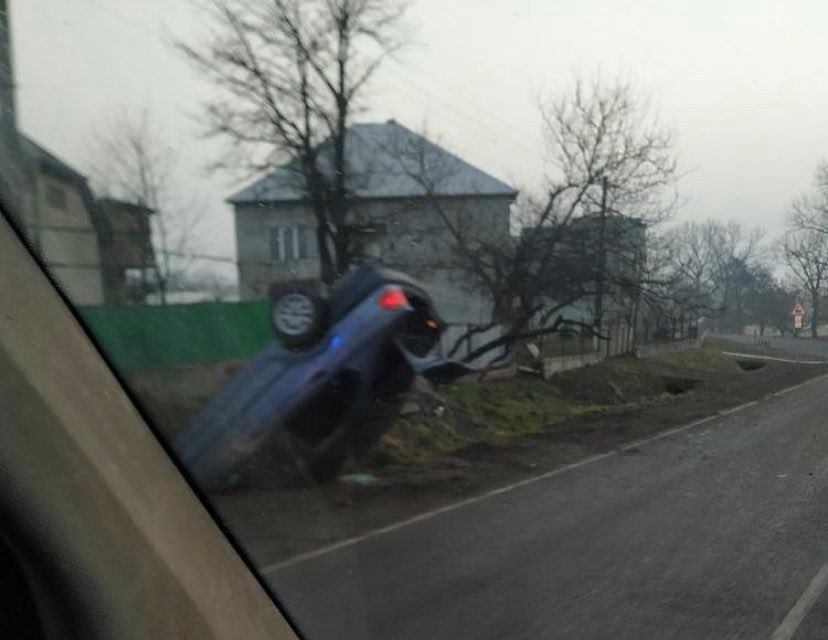 Ранкова ДТП на Закарпатті: авто з'їхало з дороги та перекинулося на дах (ФОТО)