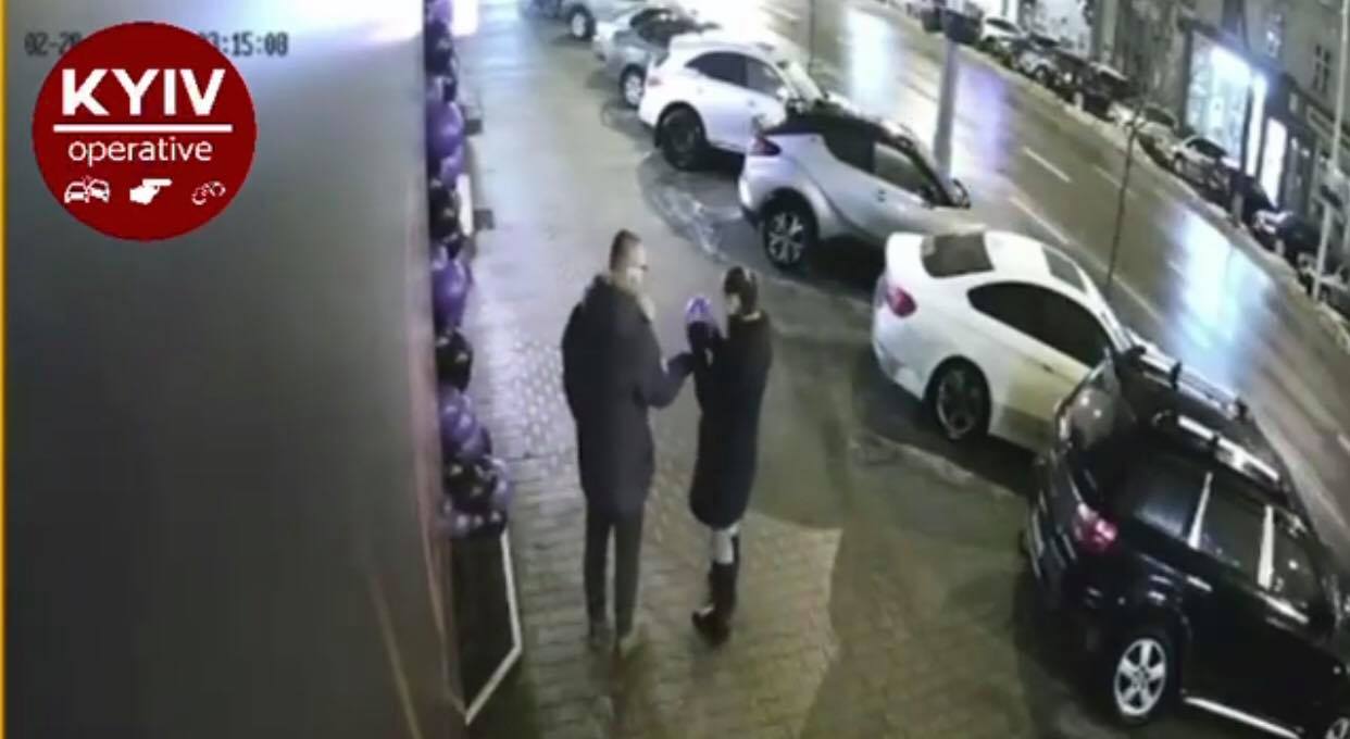 Курйоз дня: у Києві чоловік вкрав з магазину арку з кульок, аби вразити свою кохану (ВІДЕО)