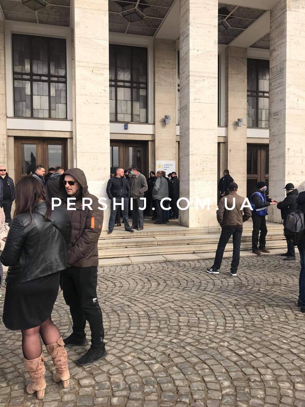 Біля стін Закарпатської ОДА знову зібралися закарпатці: вимагають зниження тарифів