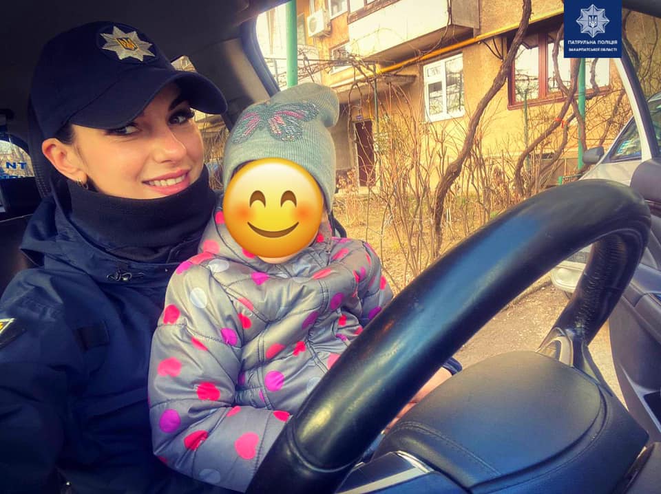 В Ужгороді поліцейським довелося звільняти дитину з замкненого авто