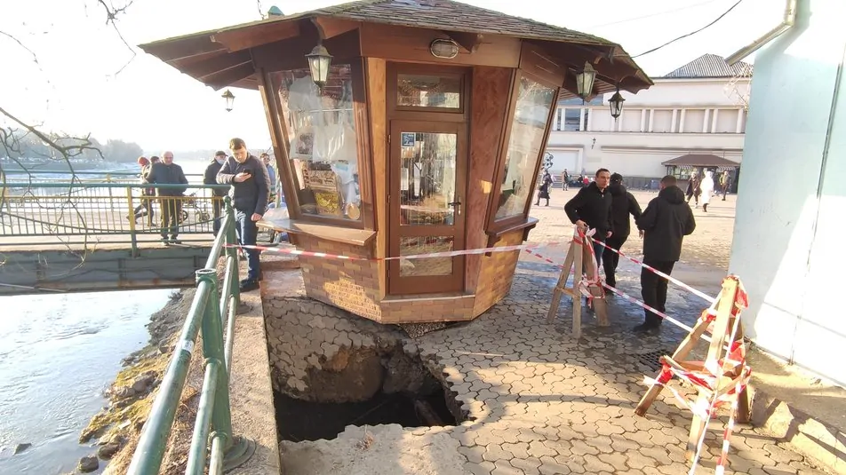 В Ужгороді на площі Театральній утворилася яма через обвалену бруківку (ФОТО)