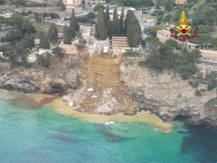 200 трун опинились в морі: в Італії стався обвал землі на кладовищі (ФОТО, ВІДЕО)