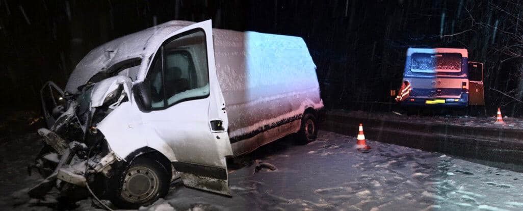 На Прикарпатті автомобіль зіштовшнувся з рейсовим автобусом з 14 пасажирами (ФОТО)