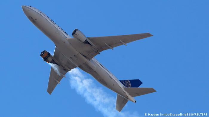 У США пасажирський літак у небі "загубив" частину двигуна: уламки впали на житловий район (ФОТО, ВІДЕО)