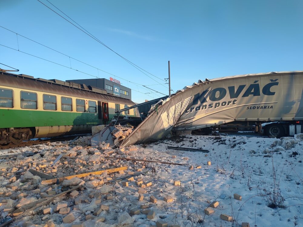 У Словаччині зіштовхнулися пасажирський потяг та вантажівка, за кермом якої був українець (ФОТО)