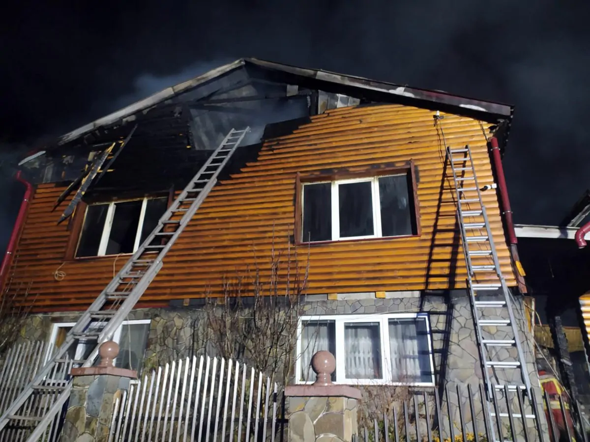 Масштабна пожежа на Тячівщині: горіли одразу три будівлі (ФОТО)