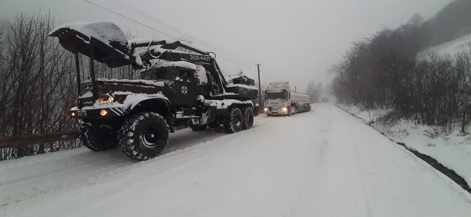 На Закарпатті з початку негоди у снігових заметах опинились понад тисячу авто