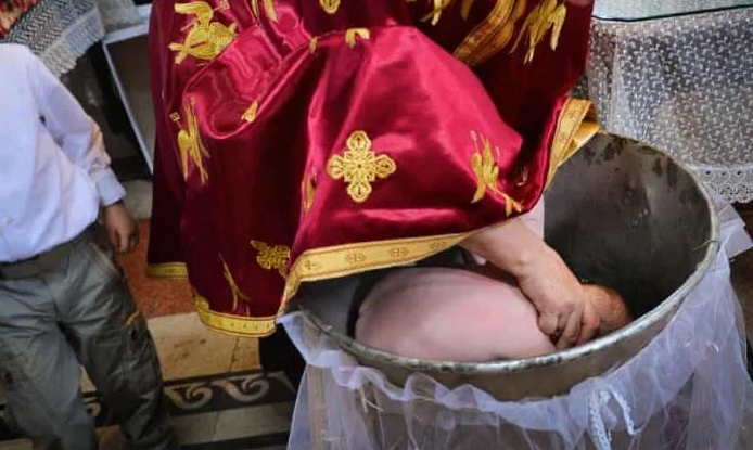 Під час хрещення священник втопив немовля