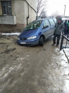 Незвична ДТП у Виноградові: автівка провалилася під землю (ФОТО)