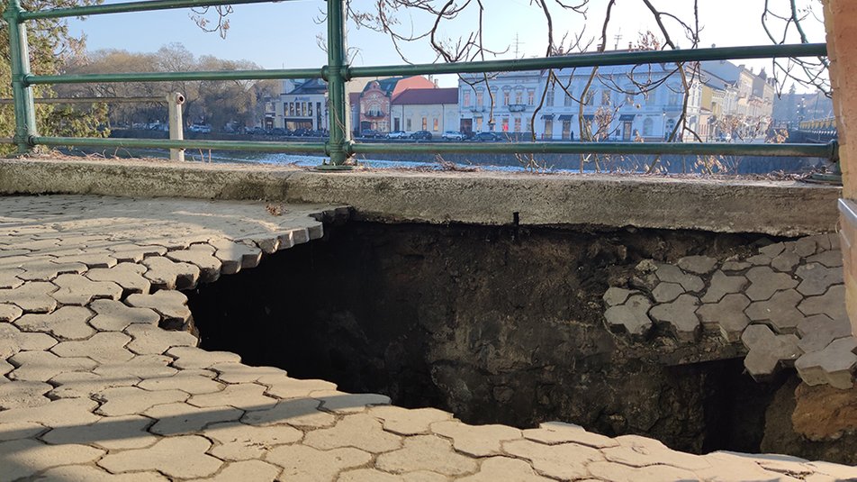 В Ужгороді на площі Театральній утворилася яма через обвалену бруківку (ФОТО)