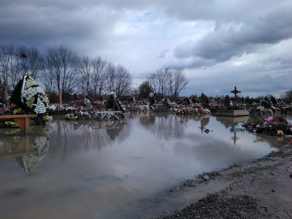 У Мукачеві під воду пішло кладовище (ФОТО)