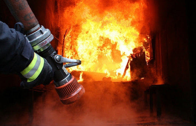 На Хустщині спалахнула пожежа: вогонь знищив частину житлового будинку