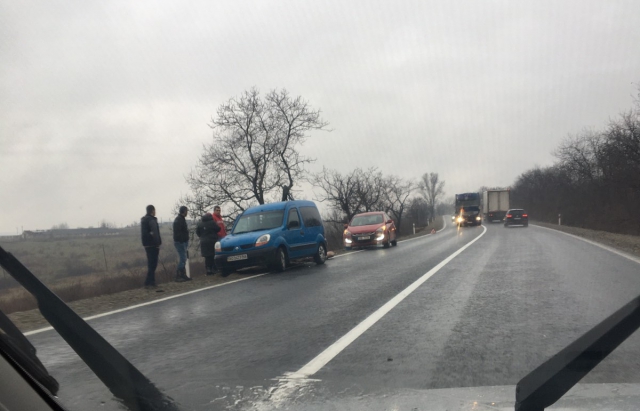 На трасі Мукачево-Рогатин авто злетіло у кювет