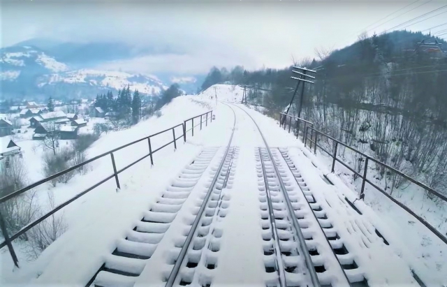 Відео дня: зимові Карпати з кабіни машиніста (ВІДЕО)