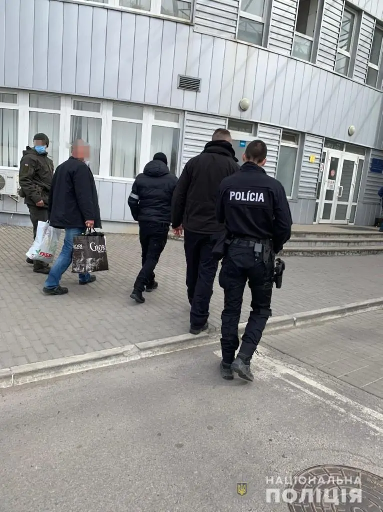 Перевозив нелегальних мігрантів: засудженого закарпатця перевезли зі Словаччини для відбуття покарання (ФОТО)