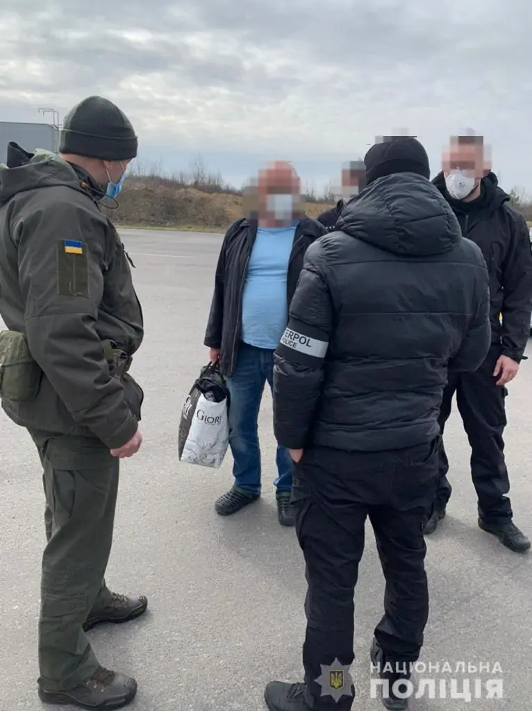 Перевозив нелегальних мігрантів: засудженого закарпатця перевезли зі Словаччини для відбуття покарання (ФОТО)