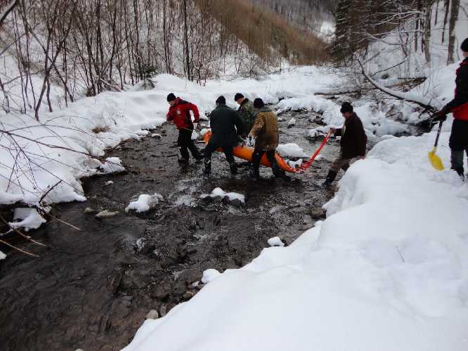 Знайти не вдалося: рятувальники припинили пошуки зниклого в Карпатах лижника