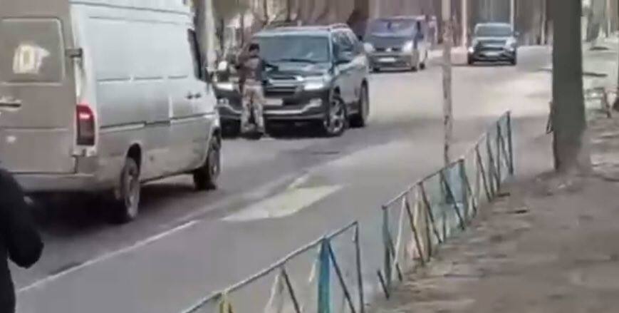 У Києві неадекватна жінка кидалась під автомобілі (ВІДЕО)