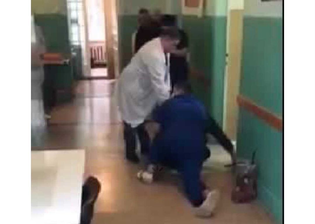 Вимагав прийняти без черги попри карантин: у Закарпатській обласній лікарні сталася бійка між лікарем та пацієнтом (ВІДЕО)