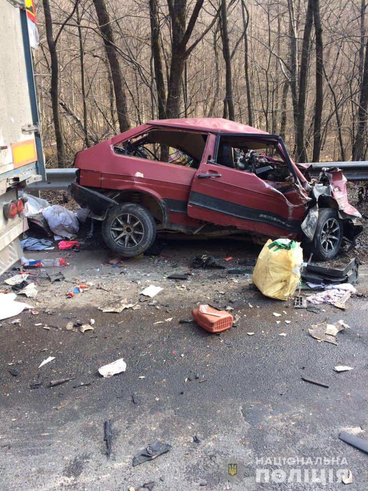 Подробиці смертельної ДТП на Мукачівщині: водій легковика на зустрічній смузі влетів у вантажівку (ФОТО)