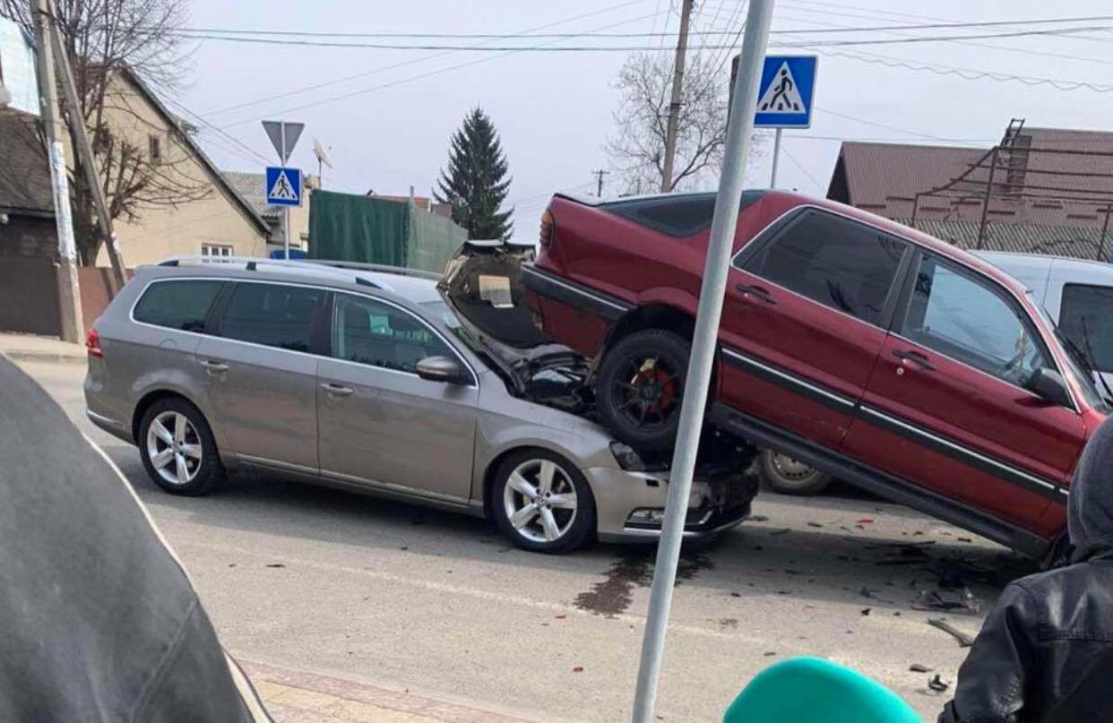 Незвична ДТП у Хусті: автівка опинилась на капоті в іншого авто (ФОТО, ВІДЕО)