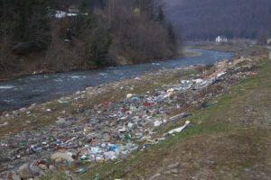 42 несанкціоновані сміттєзвалища: річки Закарпаття засипані сміттям