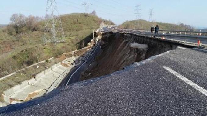 Масштабний обвал у Туреччині: через зсуви обрушилася частина автомагістралі (ФОТО)