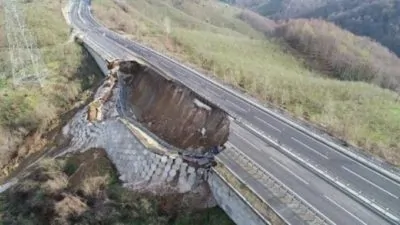 Масштабний обвал у Туреччині: через зсуви обрушилася частина автомагістралі (ФОТО)
