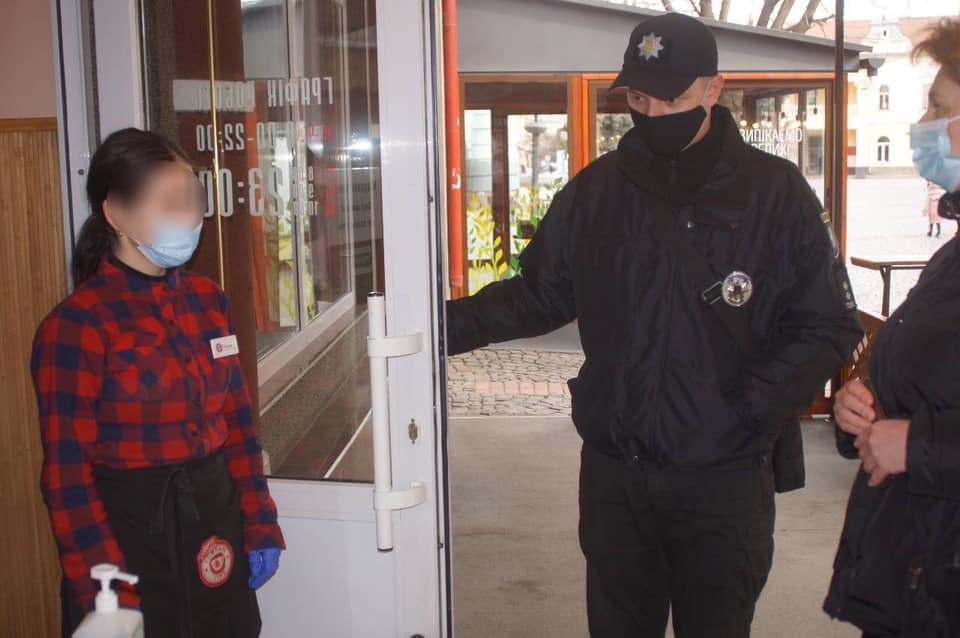 В Мукачеві поліція перевіряє громадські заклади на дотримання карантинних вимог (ФОТО)