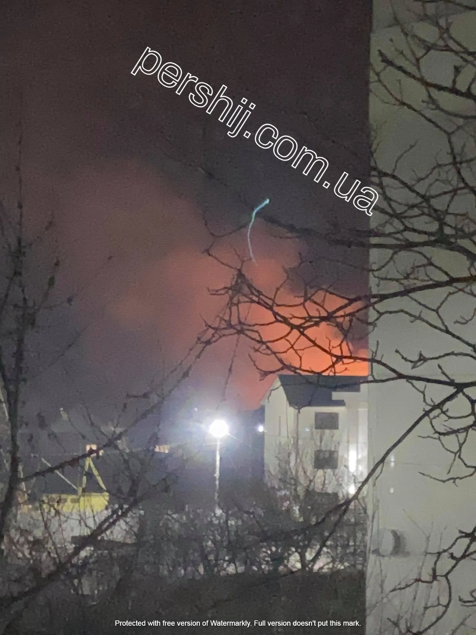 В Мукачеві триває масштабна пожежа: на місці працюють рятувальники (ФОТО)