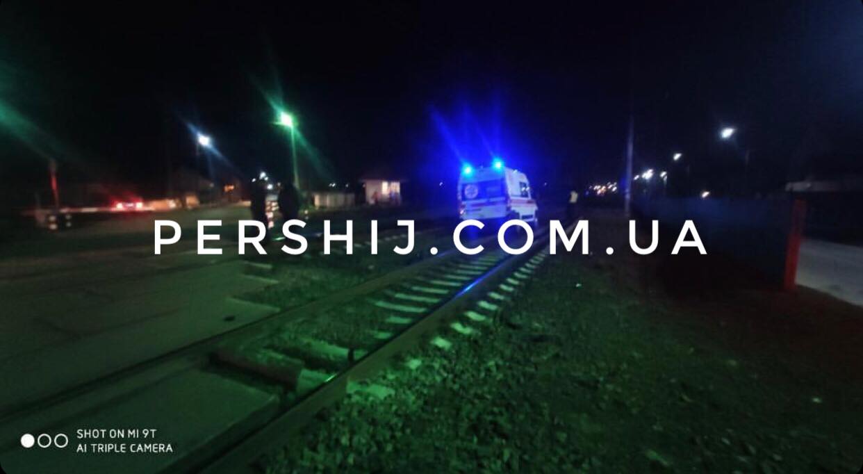 Нічна ДТП у Мукачеві: потяг врізався у швидку (ФОТО, ВІДЕО)