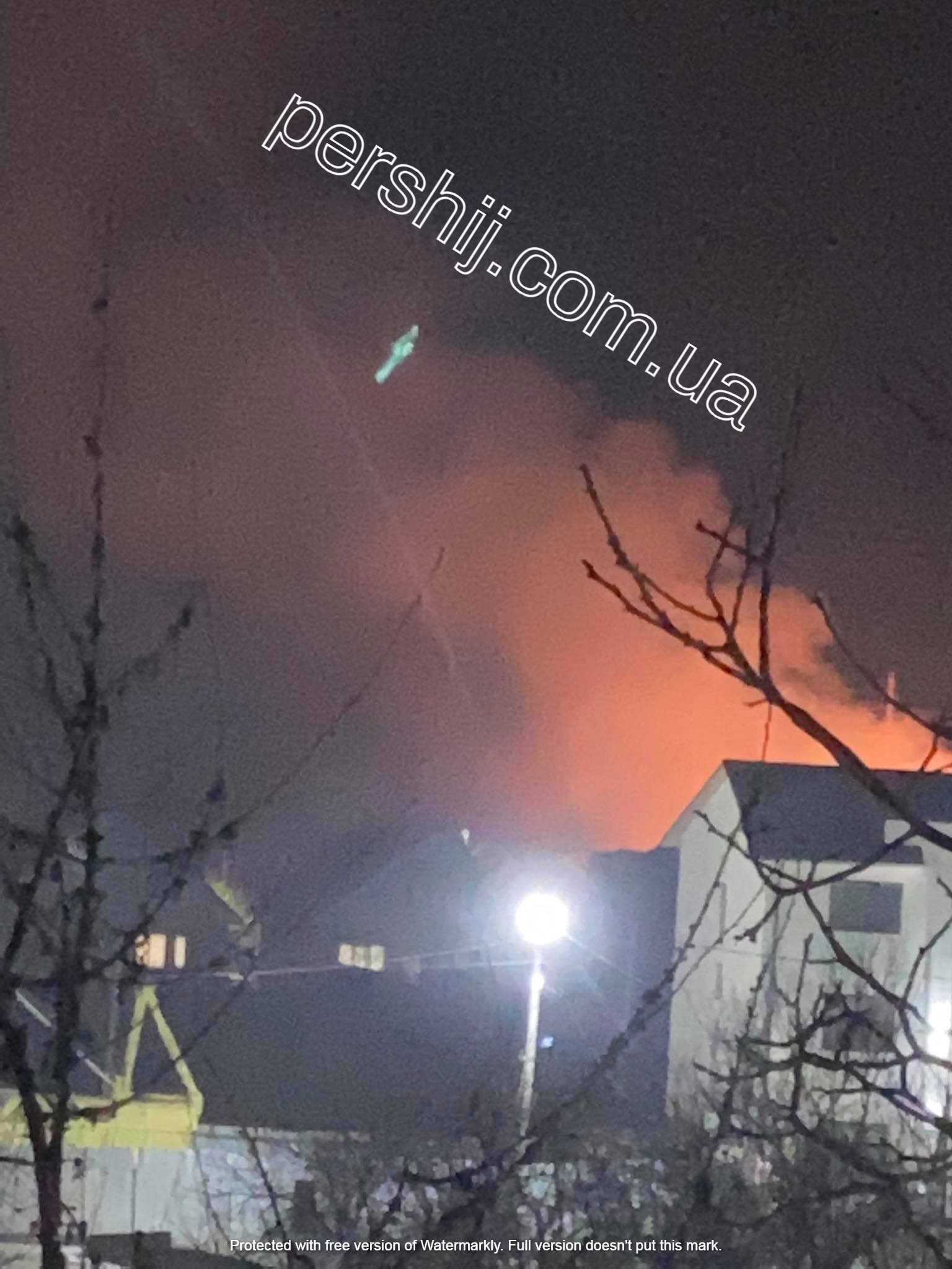 В Мукачеві триває масштабна пожежа: на місці працюють рятувальники (ФОТО)