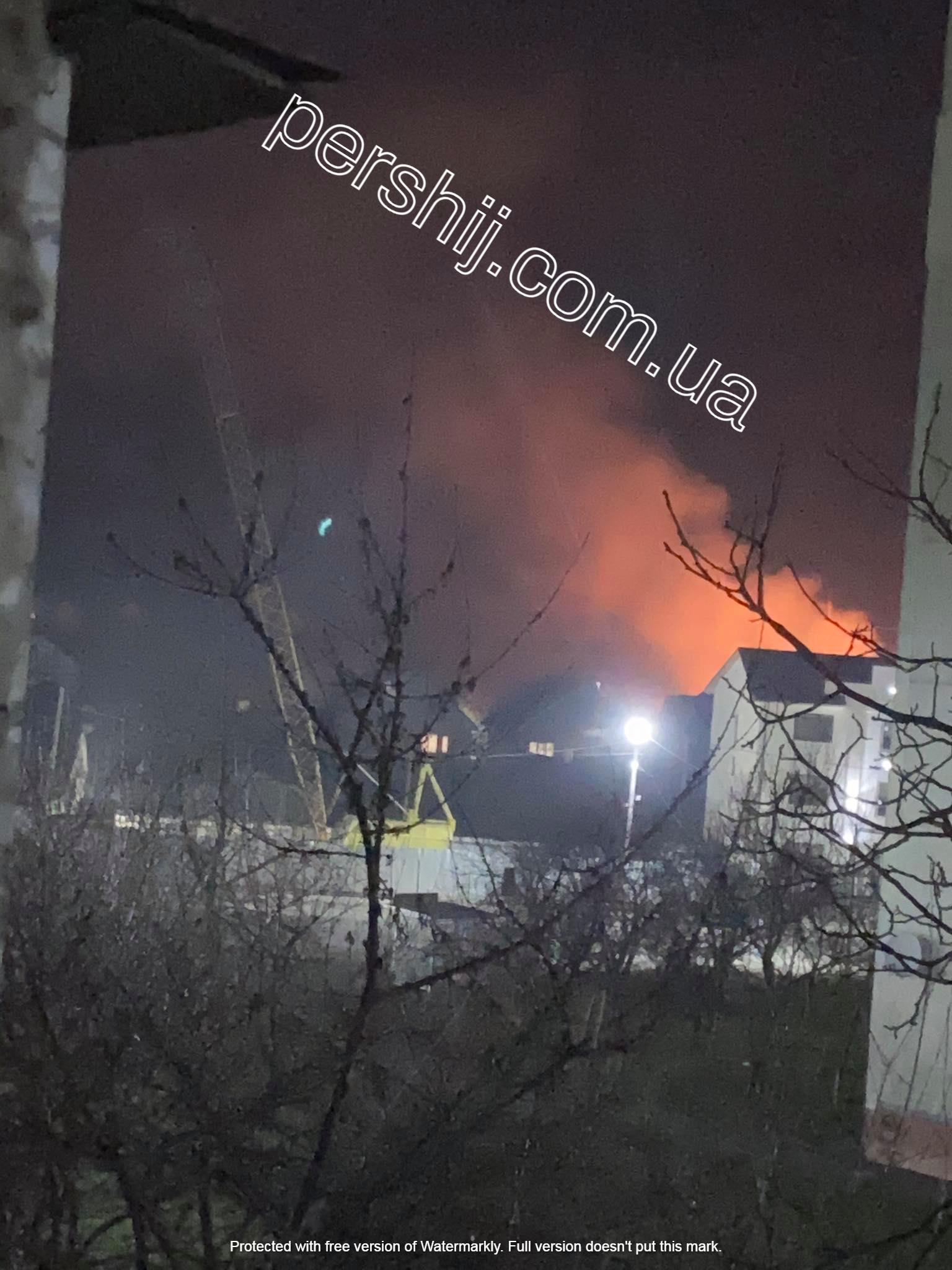 В Мукачеві триває масштабна пожежа: на місці працюють рятувальники (ФОТО)