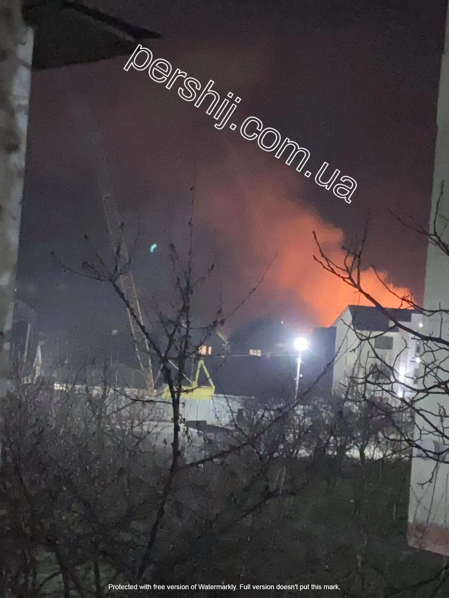 В Мукачеві триває масштабна пожежа: на місці працюють рятувальники (ФОТО)