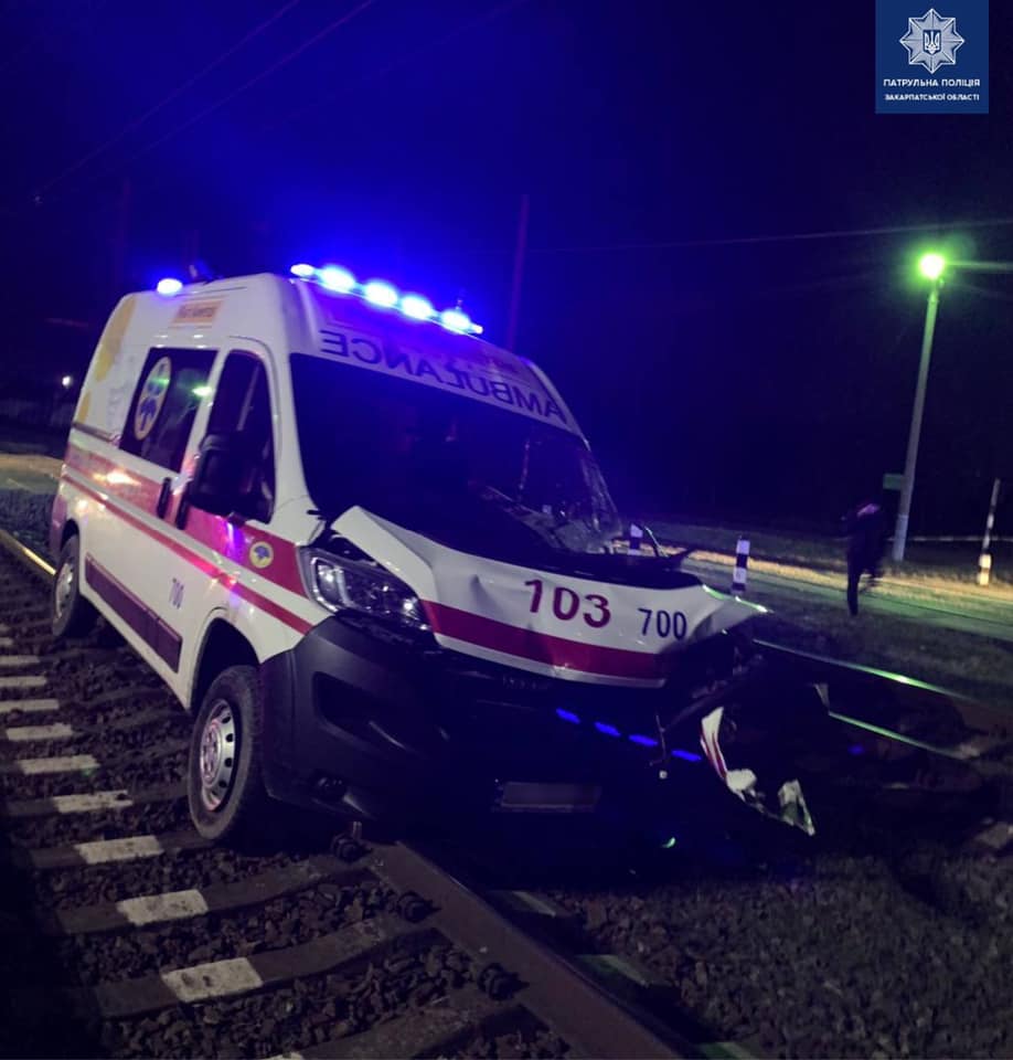 ДТП за участі карети швидкої та локомотива: подробиці вечірньої аварії в Мукачеві (ФОТО)