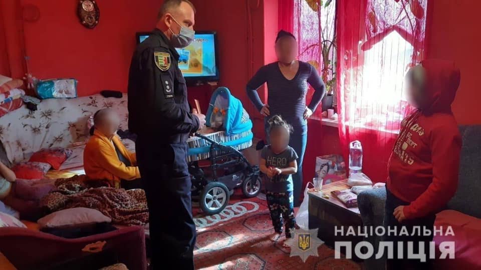 На Мукачівщині поліцейські відвідали родини, які опинилися в складних життєвих обставинах (ФОТО)