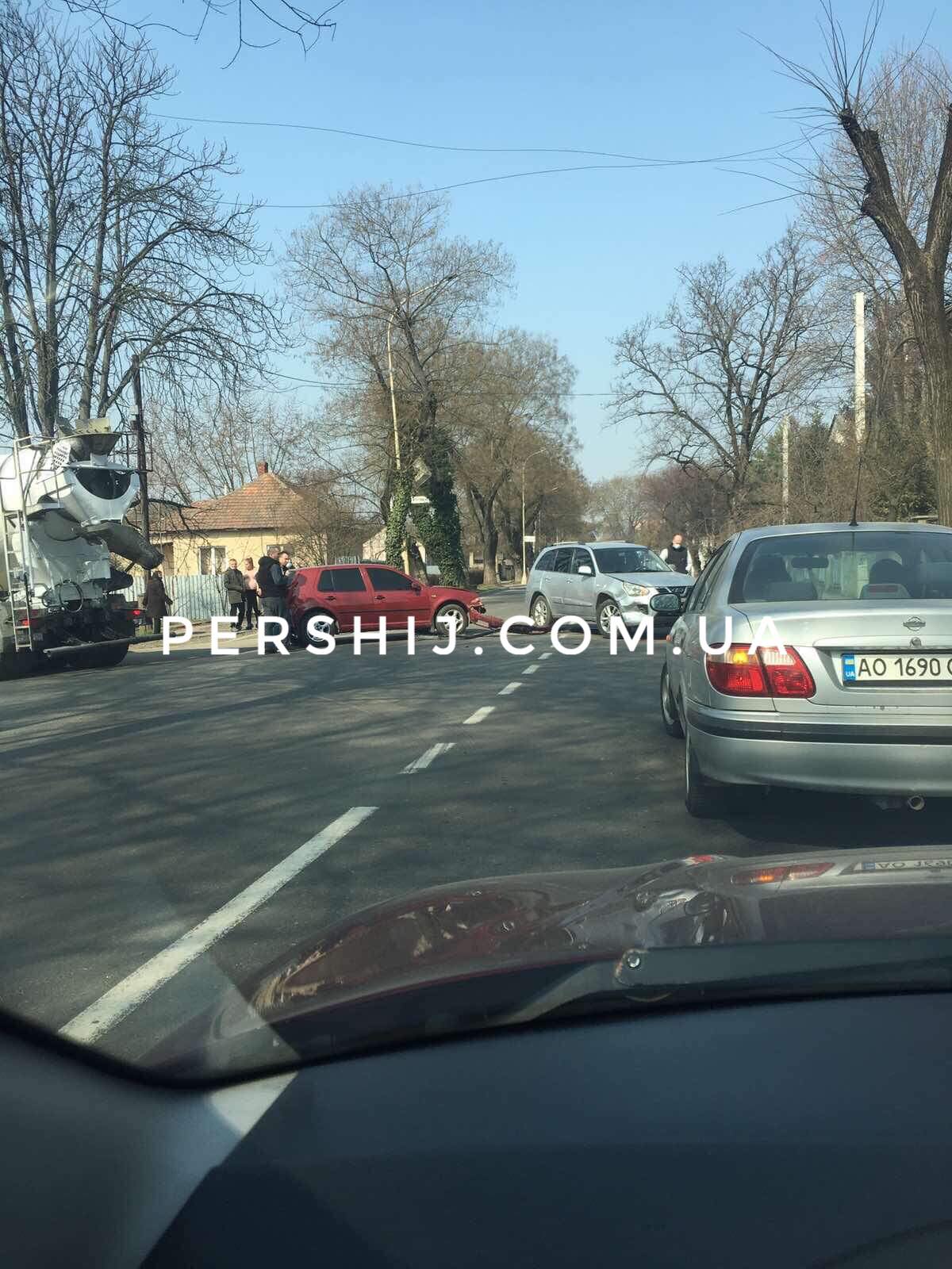 ДТП в Ужгороді: дорогу не поділили дві автівки (ФОТО)