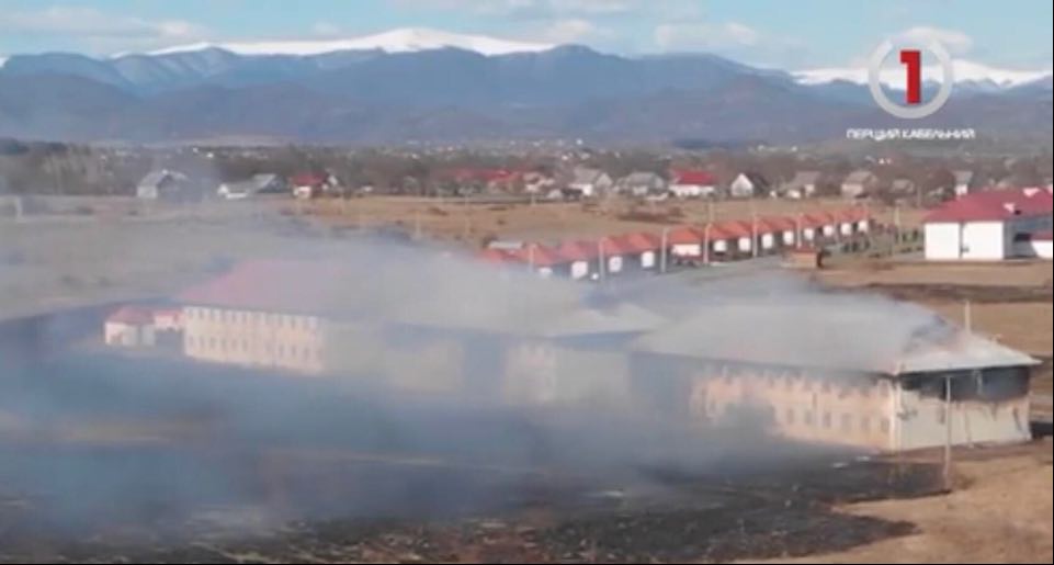 Дощенту згоріли два будинки: місцеві розповіли про ймовірні причини пожежі у Тереблі (ВІДЕО)