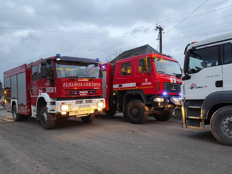 На Берегівщині вогнеборці врятували житловий будинок від пожежі (ФОТО)