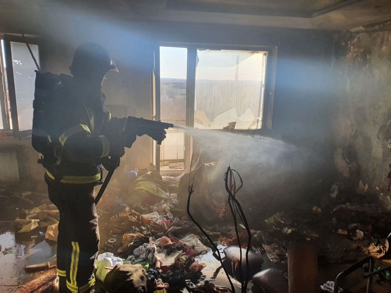 Забула про запалену свічку: подробиці пожежі в одній з багатоповерхівок Мукачева (ФОТО)
