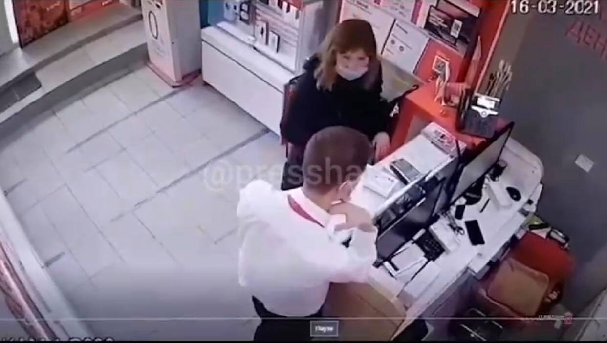 Курйоз дня: жінка намагалася вкрасти айфон вдаривши продавця електрошокером (ВІДЕО)