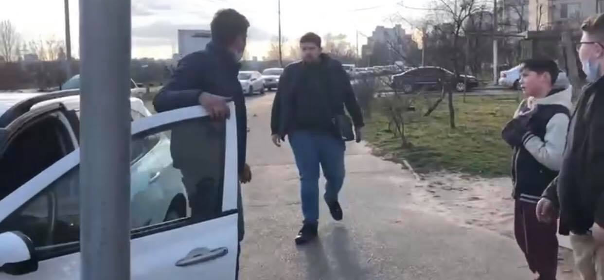 У Києві неадекватний водій ледь не збив підлітка на тротуарі (ВІДЕО)