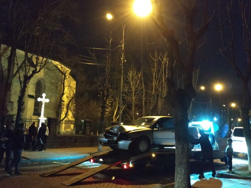 ДТП у Виноградові: авто врізалось у дерево (ФОТО)