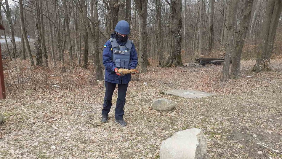 На Ужгородщині чоловік знайшов міну часів Другої світової війни (ФОТО)