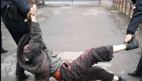 Наступали коліном на шию і зламали палець: у Сумській області за катування судитимуть двох правоохоронців