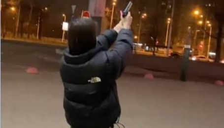 В Києві дівчина влаштувала стрілянину, щоб зробити ефектні фото (ВІДЕО)