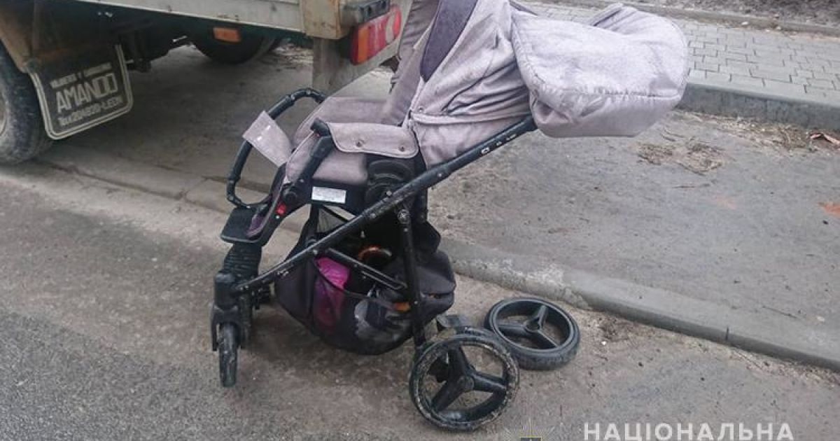 Мама була неуважною: у Тернополі автомобіль збив візочок із півторарічною дитиною