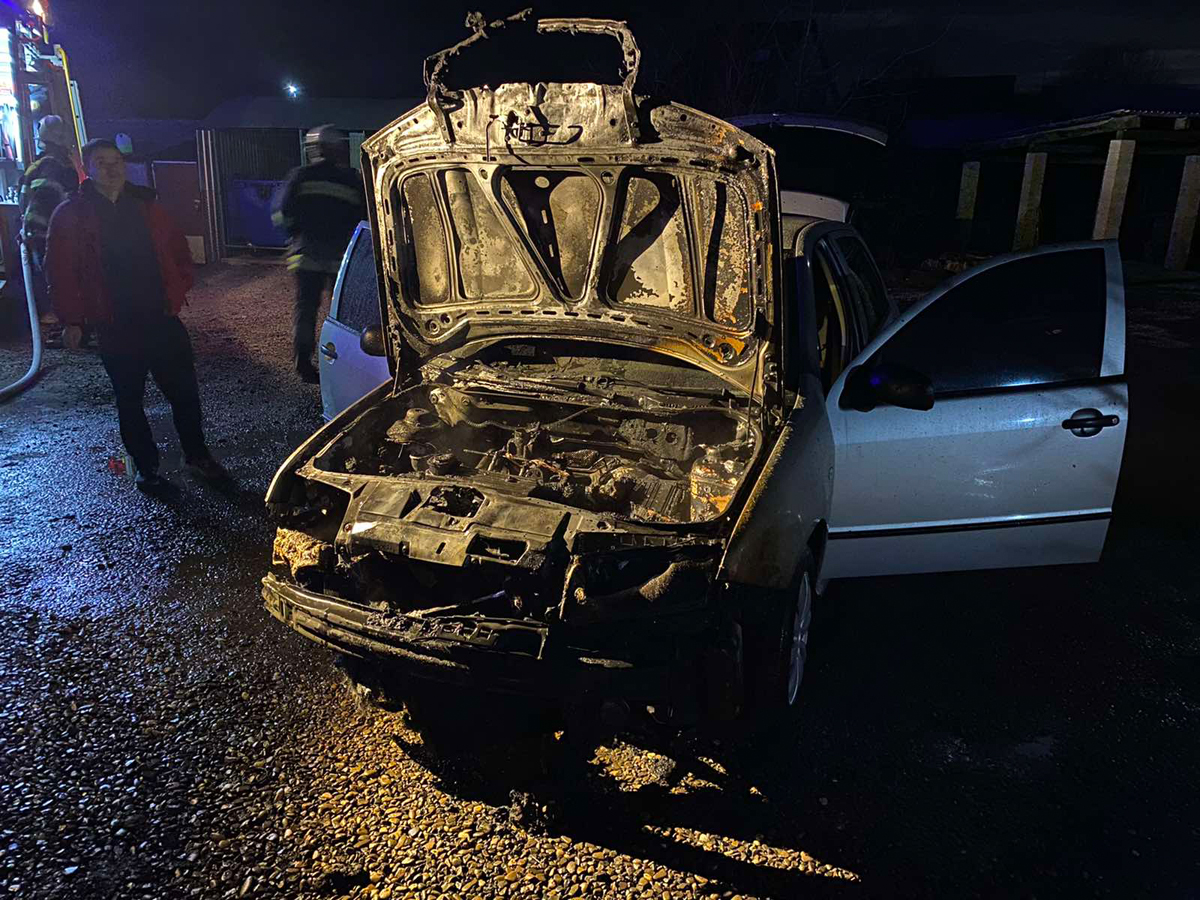 Вечірня пожежа на Закарпатті: з невідомих причин зайнялася іномарка (ФОТО)