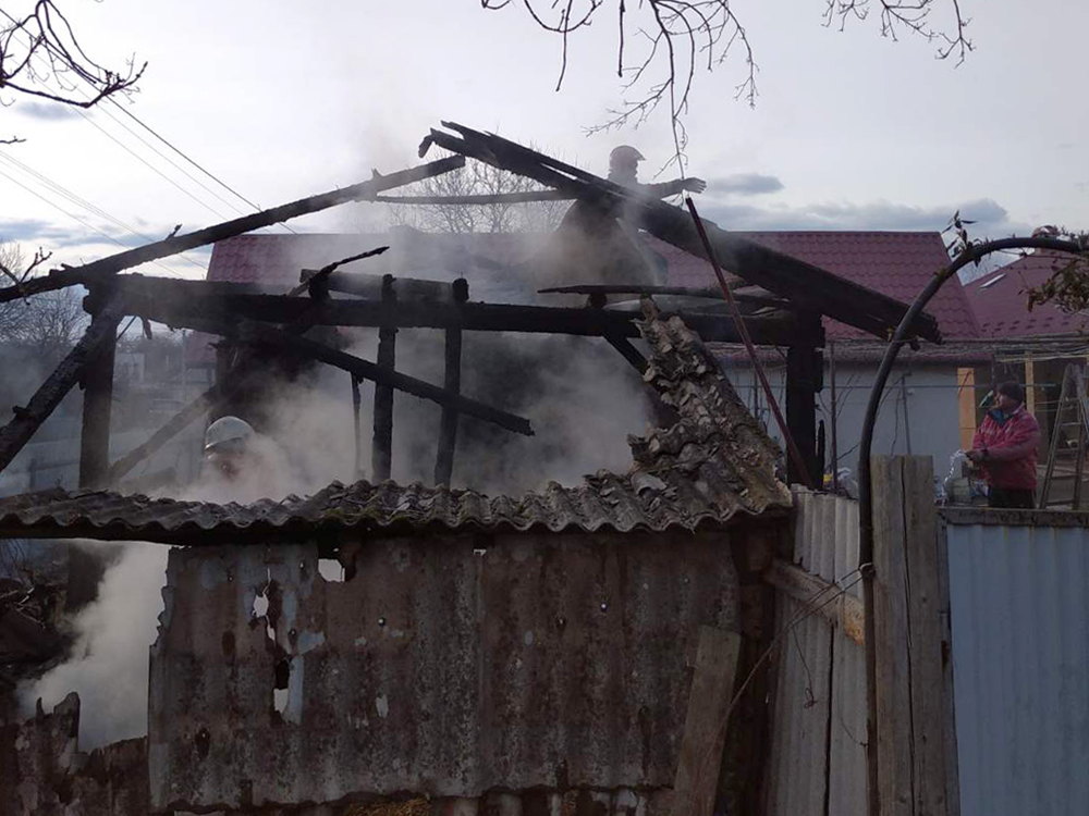 Господарі довго не помічали пожежі: на Ужгородщині вогонь зруйнував споруду та ледь не перекинувся на будинок (ФОТО)